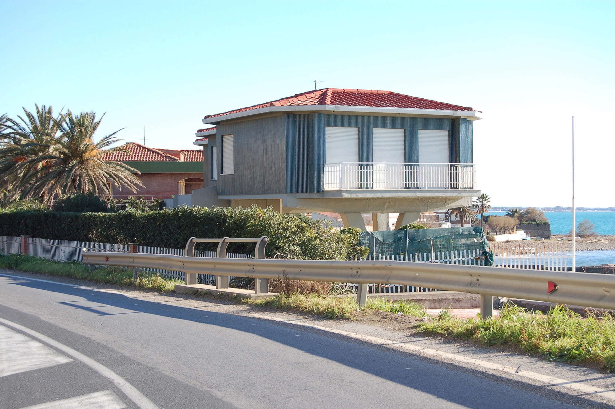 Tripod house 